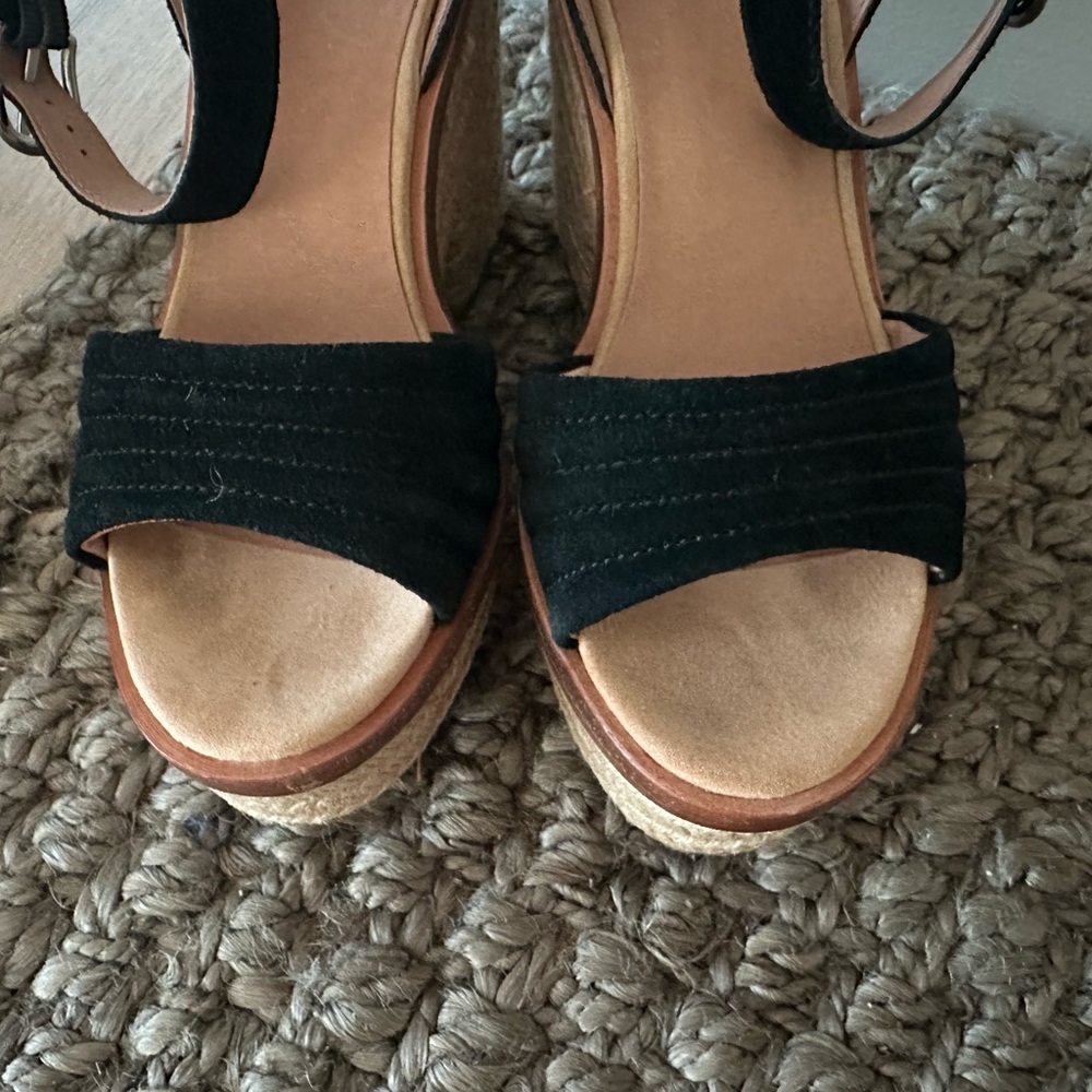 Unique Fabulous Ugg Sandals $98 - 30% off - Picture 5 of 6